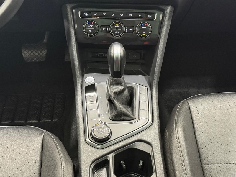 Volkswagen Tiguan Vehicle Full-screen Gallery Image 11