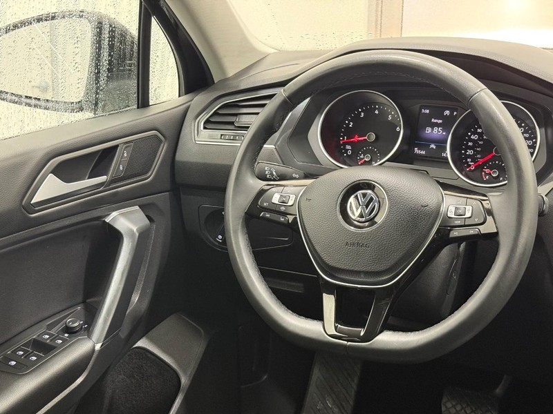 Volkswagen Tiguan Vehicle Full-screen Gallery Image 12