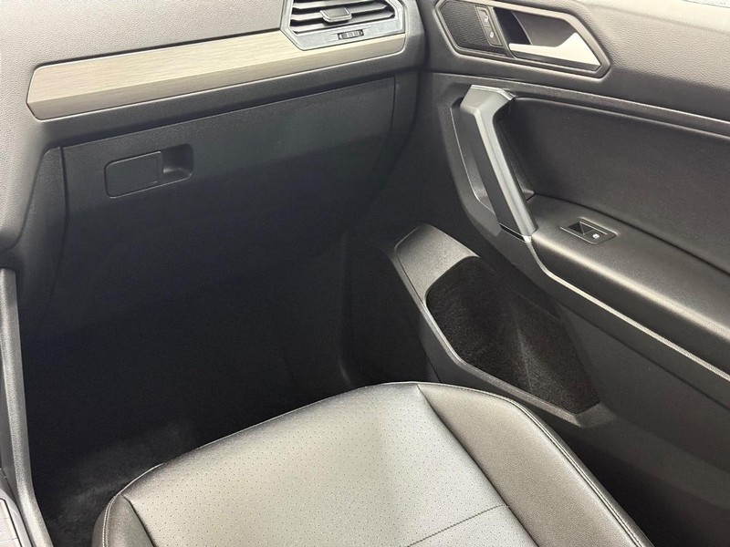 Volkswagen Tiguan Vehicle Full-screen Gallery Image 13