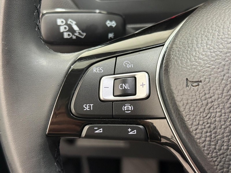 Volkswagen Tiguan Vehicle Full-screen Gallery Image 14