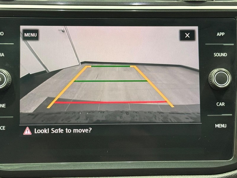 Volkswagen Tiguan Vehicle Full-screen Gallery Image 17