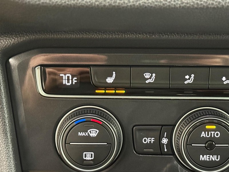 Volkswagen Tiguan Vehicle Full-screen Gallery Image 18