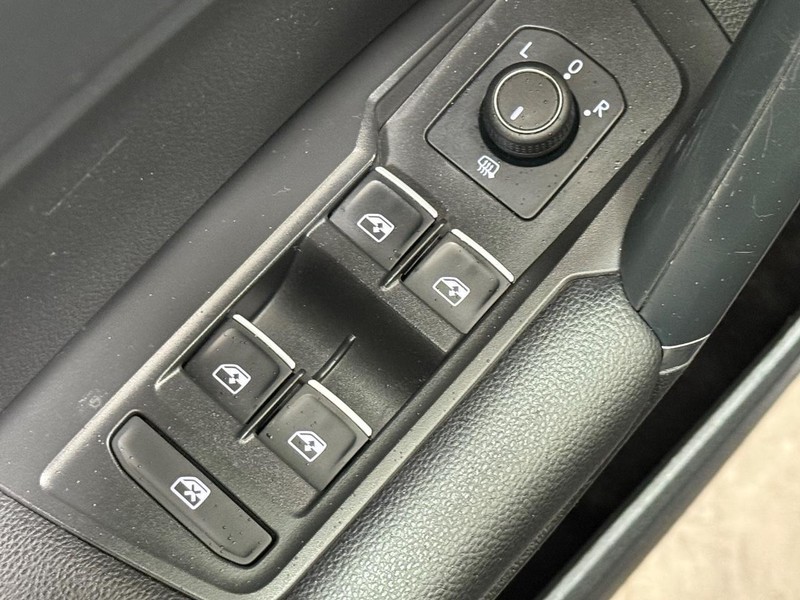 Volkswagen Tiguan Vehicle Full-screen Gallery Image 19