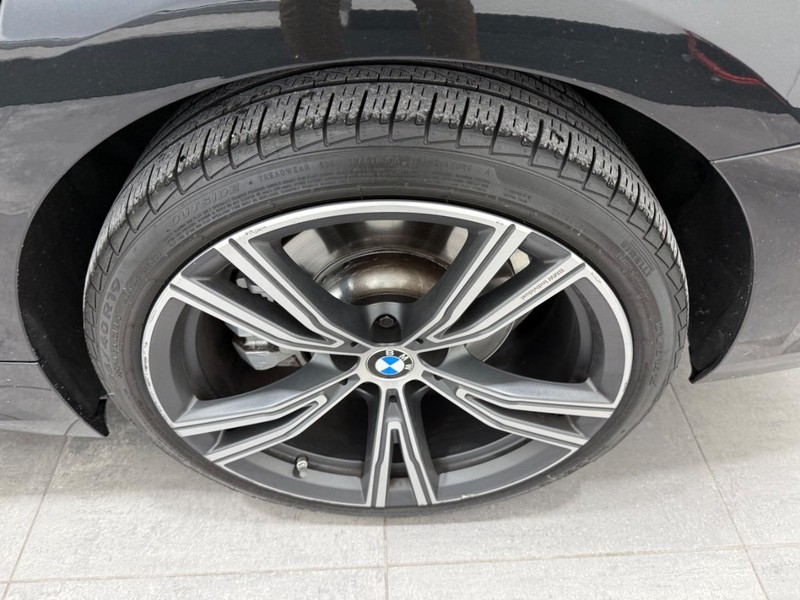 BMW 3 Series Vehicle Full-screen Gallery Image 5