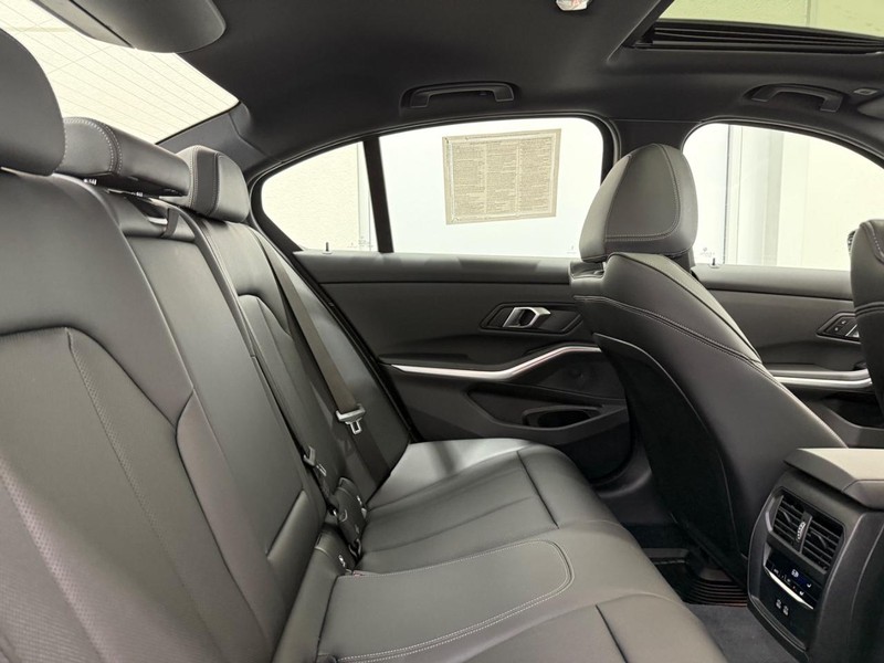 BMW 3 Series Vehicle Full-screen Gallery Image 8