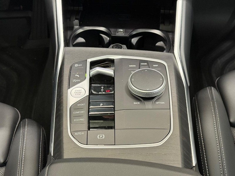 BMW 3 Series Vehicle Full-screen Gallery Image 11