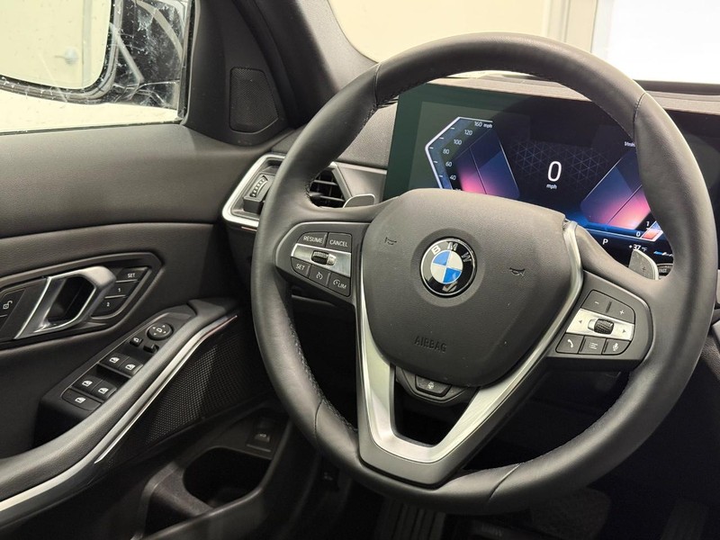 BMW 3 Series Vehicle Full-screen Gallery Image 12