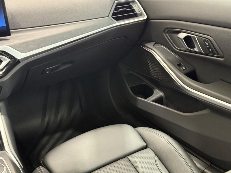 BMW 3 Series Vehicle Full-screen Gallery Image 13