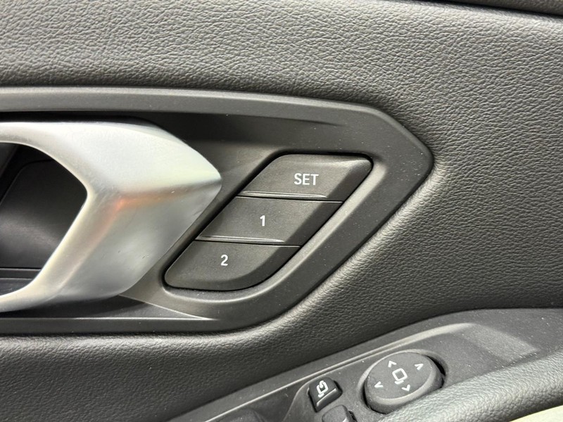 BMW 3 Series Vehicle Full-screen Gallery Image 14