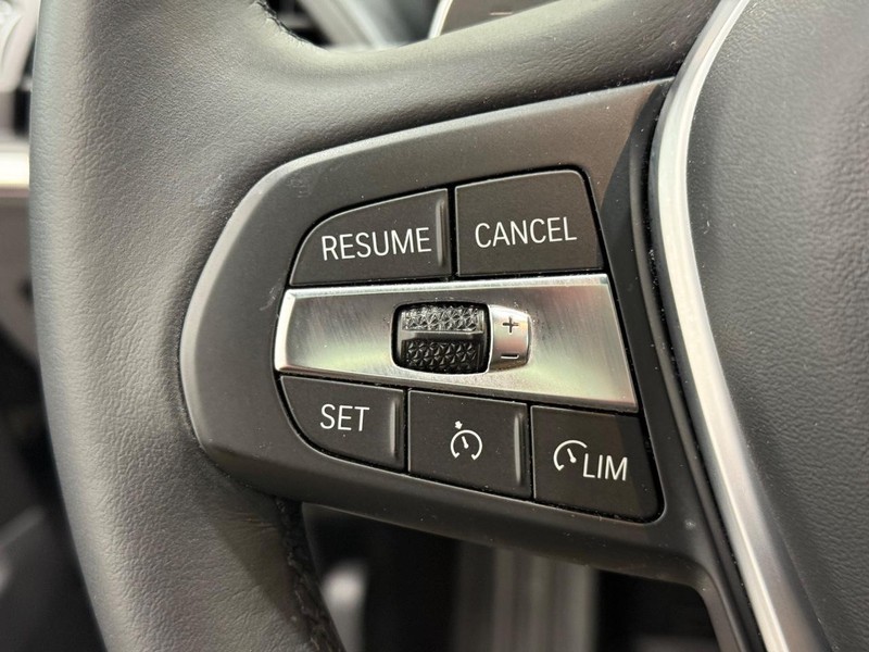 BMW 3 Series Vehicle Full-screen Gallery Image 15