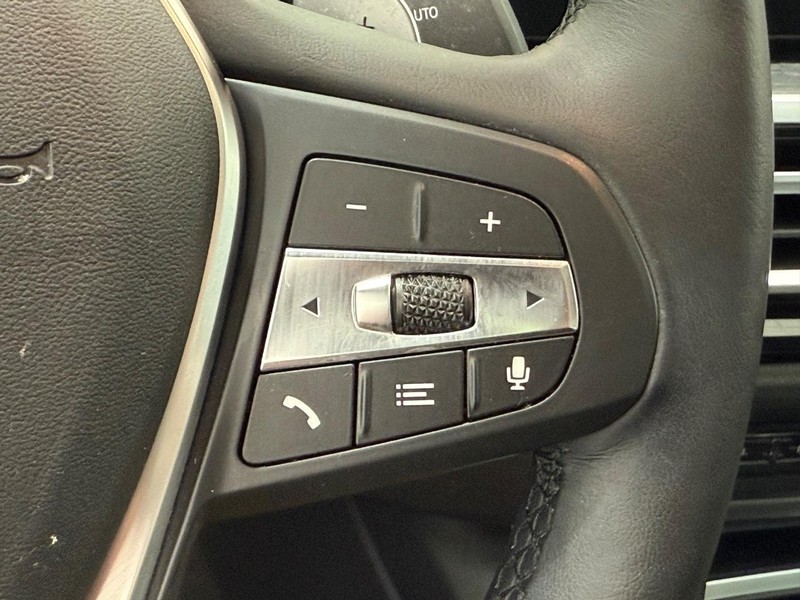 BMW 3 Series Vehicle Full-screen Gallery Image 16