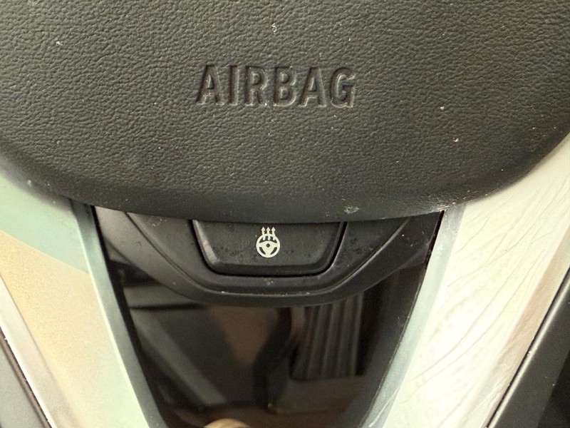 BMW 3 Series Vehicle Full-screen Gallery Image 17