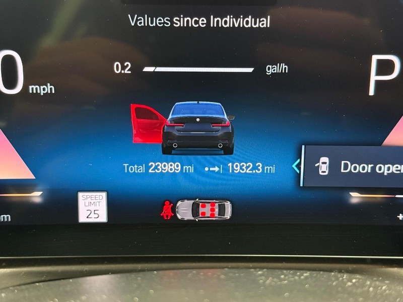 BMW 3 Series Vehicle Full-screen Gallery Image 18