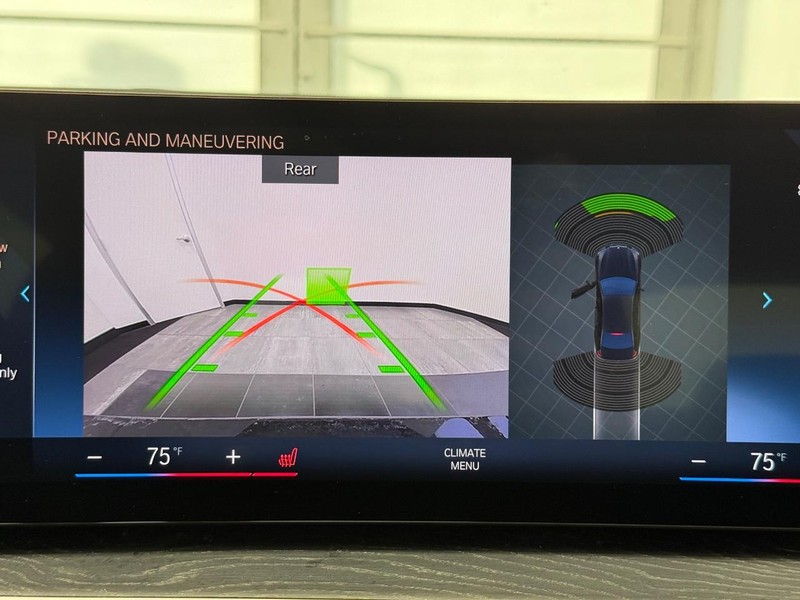 BMW 3 Series Vehicle Full-screen Gallery Image 19