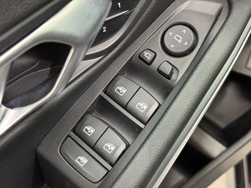 BMW 3 Series Vehicle Full-screen Gallery Image 21