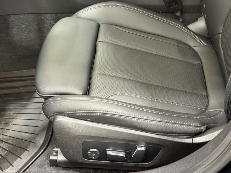 BMW 3 Series Vehicle Full-screen Gallery Image 22