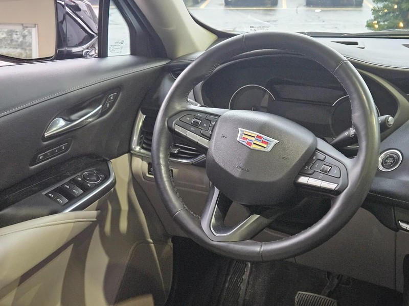 Cadillac XT4 Vehicle Full-screen Gallery Image 12