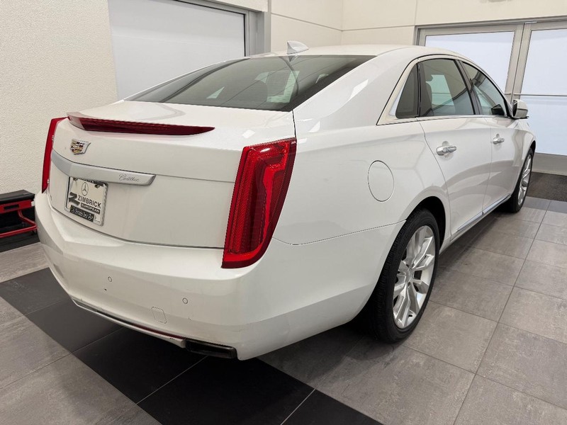Cadillac XTS Vehicle Full-screen Gallery Image 02