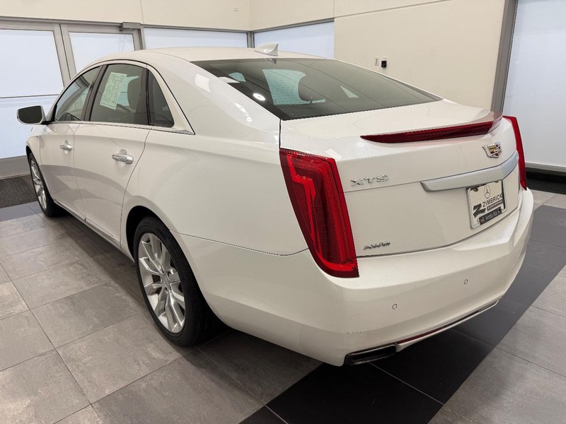 Cadillac XTS Vehicle Full-screen Gallery Image 04