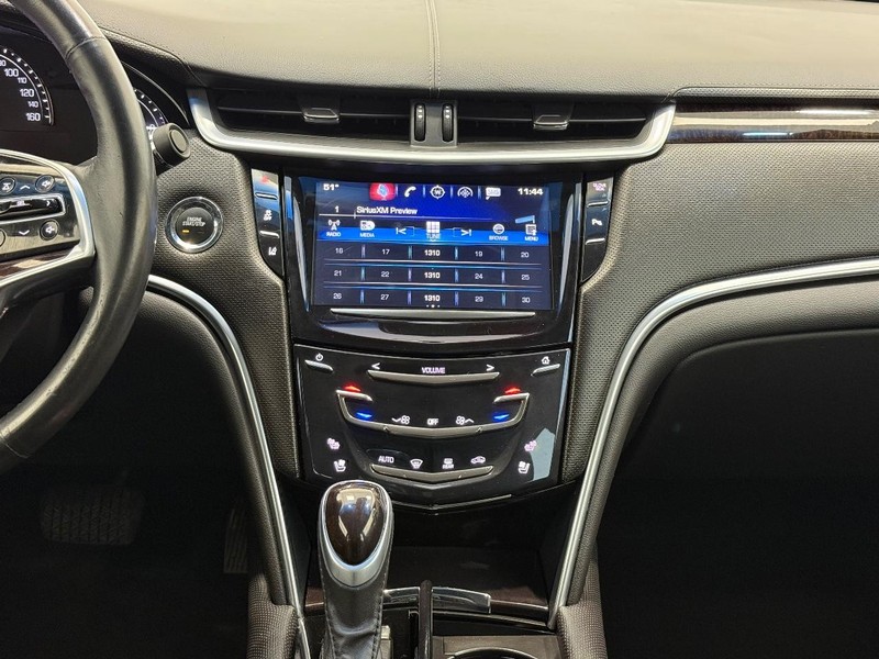 Cadillac XTS Vehicle Full-screen Gallery Image 10