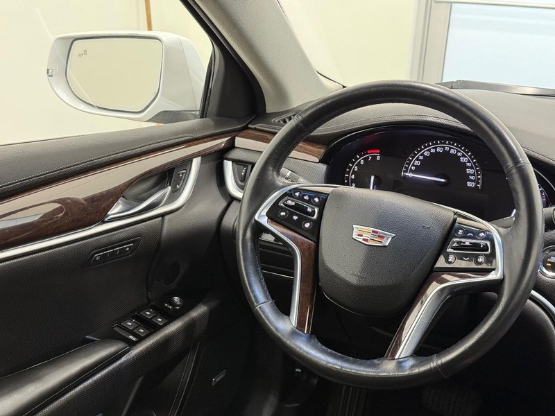 Cadillac XTS Vehicle Full-screen Gallery Image 12