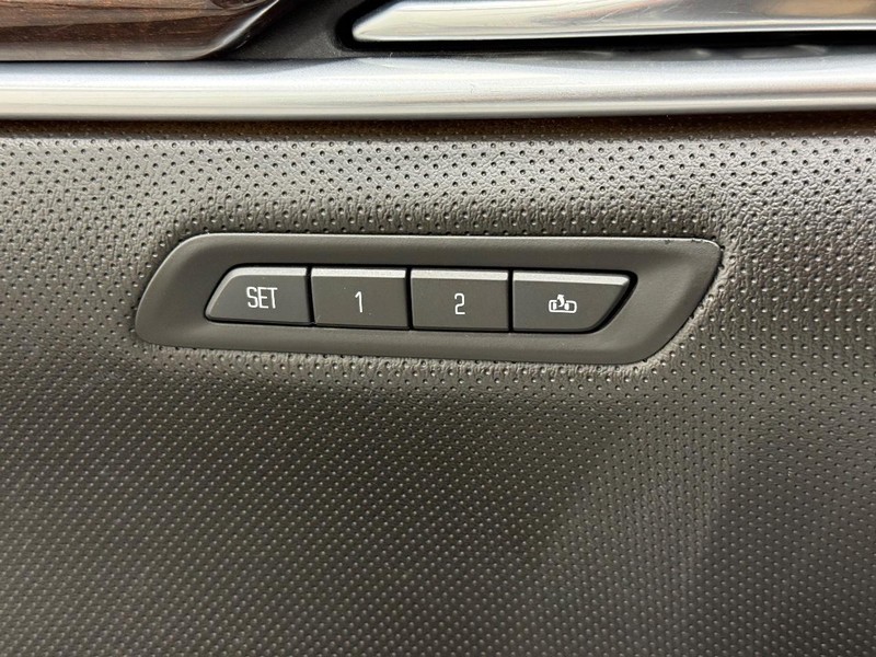 Cadillac XTS Vehicle Full-screen Gallery Image 14