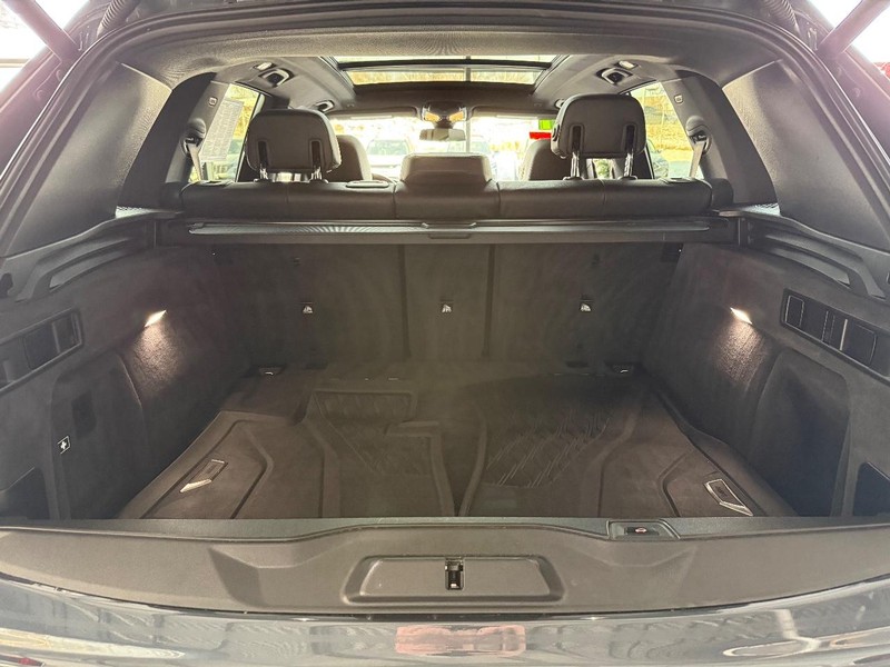 BMW X5 Vehicle Full-screen Gallery Image 4