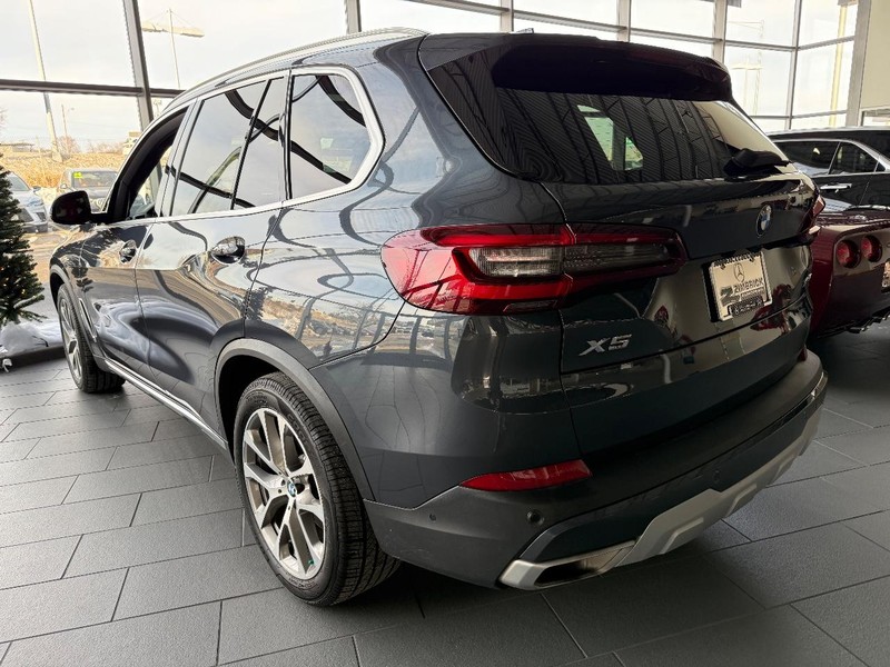 BMW X5 Vehicle Full-screen Gallery Image 5
