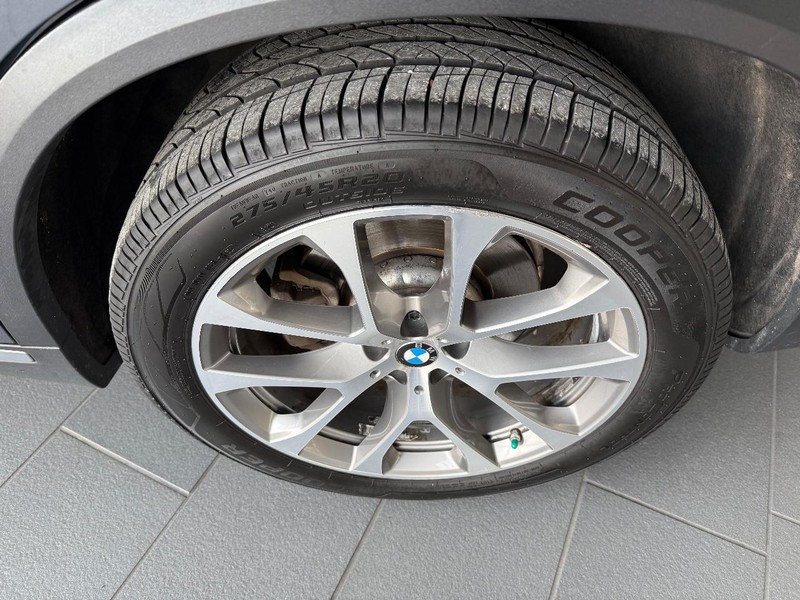 BMW X5 Vehicle Full-screen Gallery Image 6