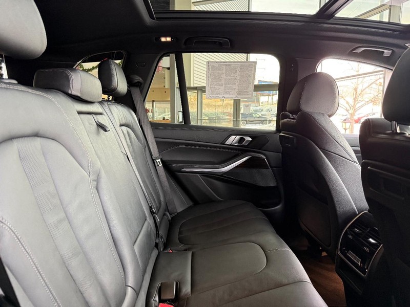 BMW X5 Vehicle Full-screen Gallery Image 8