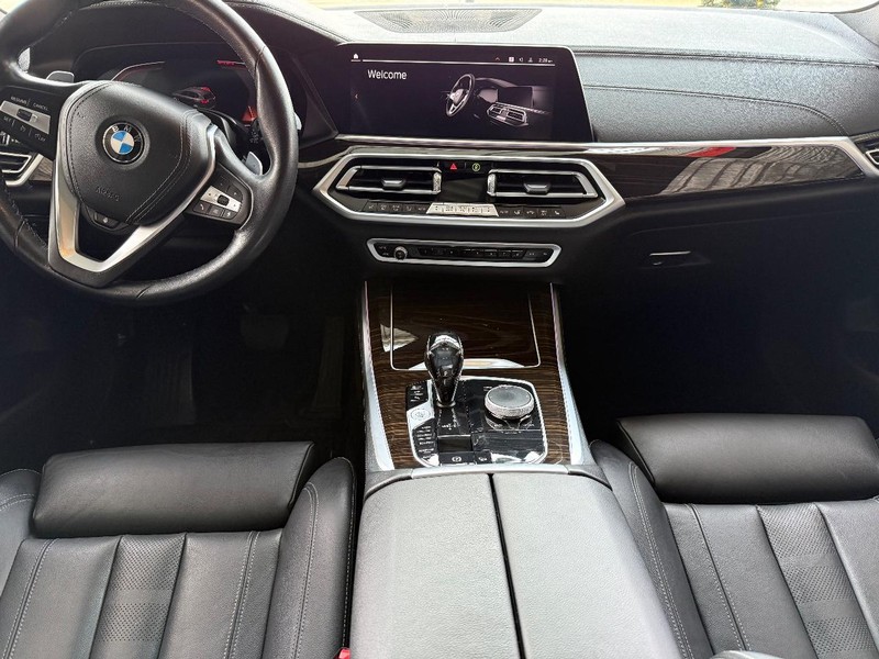 BMW X5 Vehicle Full-screen Gallery Image 9