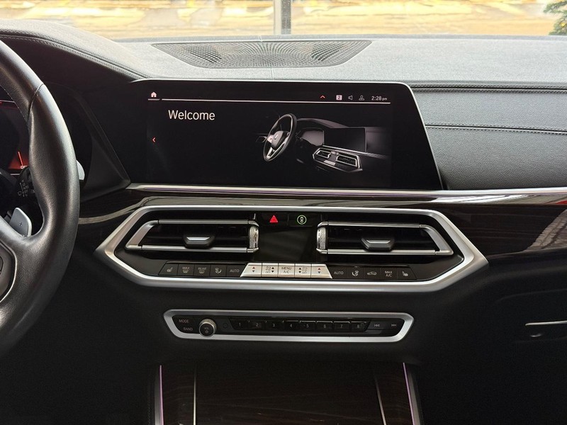 BMW X5 Vehicle Full-screen Gallery Image 10