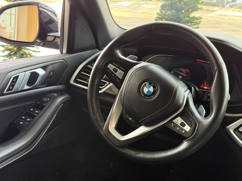 BMW X5 Vehicle Full-screen Gallery Image 12