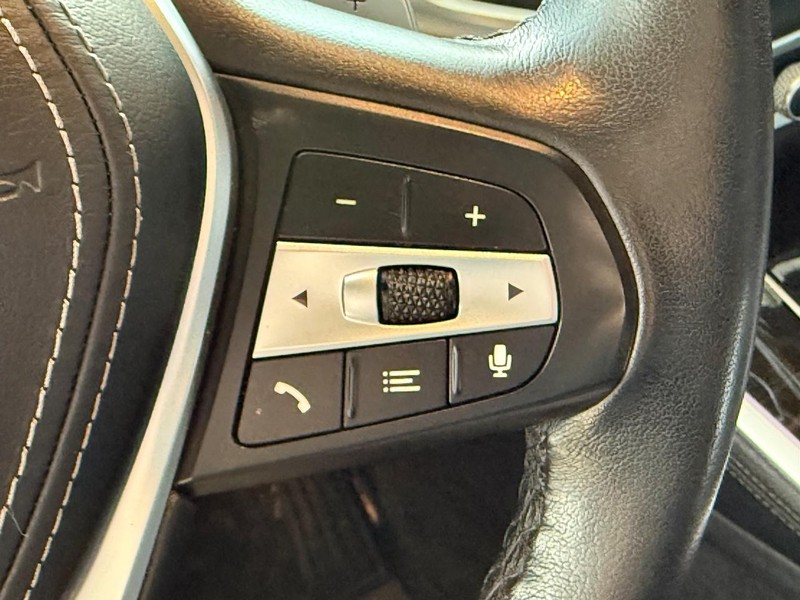 BMW X5 Vehicle Full-screen Gallery Image 16