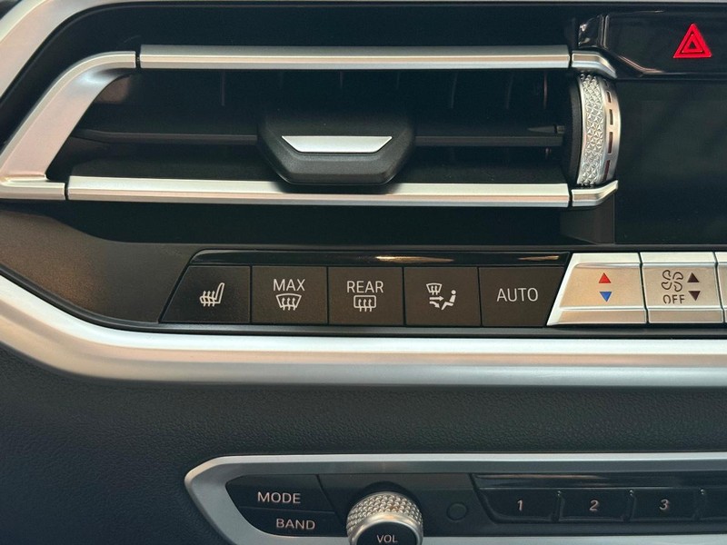 BMW X5 Vehicle Full-screen Gallery Image 19