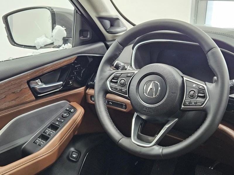 Acura MDX Vehicle Full-screen Gallery Image 12