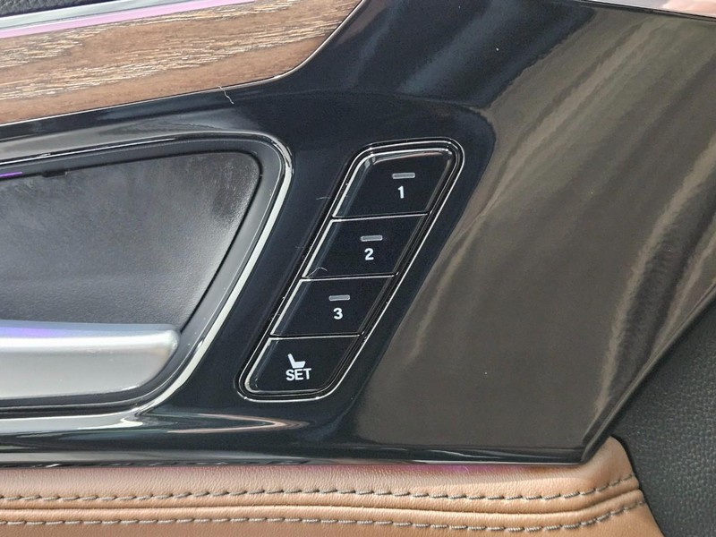 Acura MDX Vehicle Full-screen Gallery Image 14