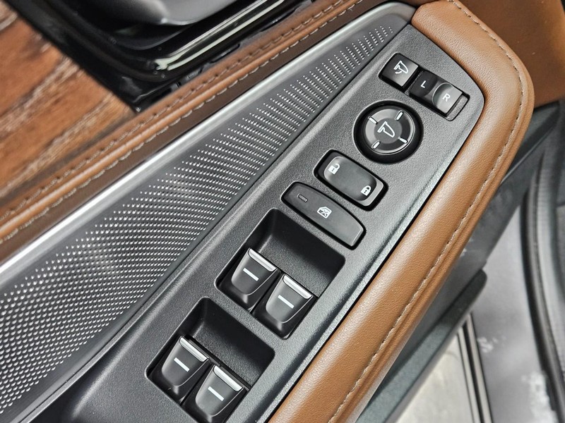 Acura MDX Vehicle Full-screen Gallery Image 20