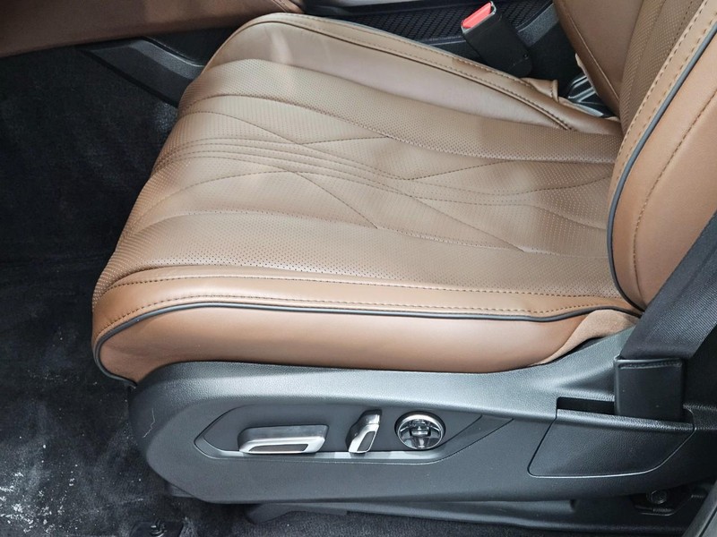 Acura MDX Vehicle Full-screen Gallery Image 21