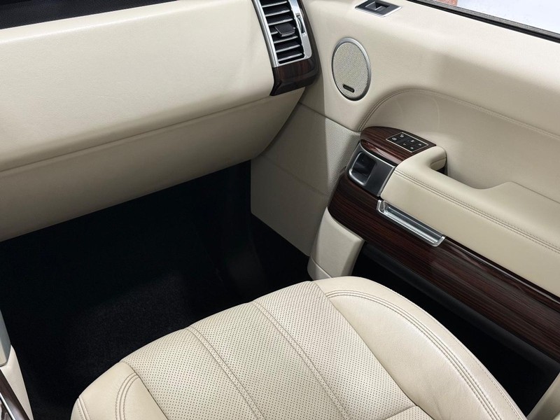 Land Rover Range Rover Vehicle Full-screen Gallery Image 13