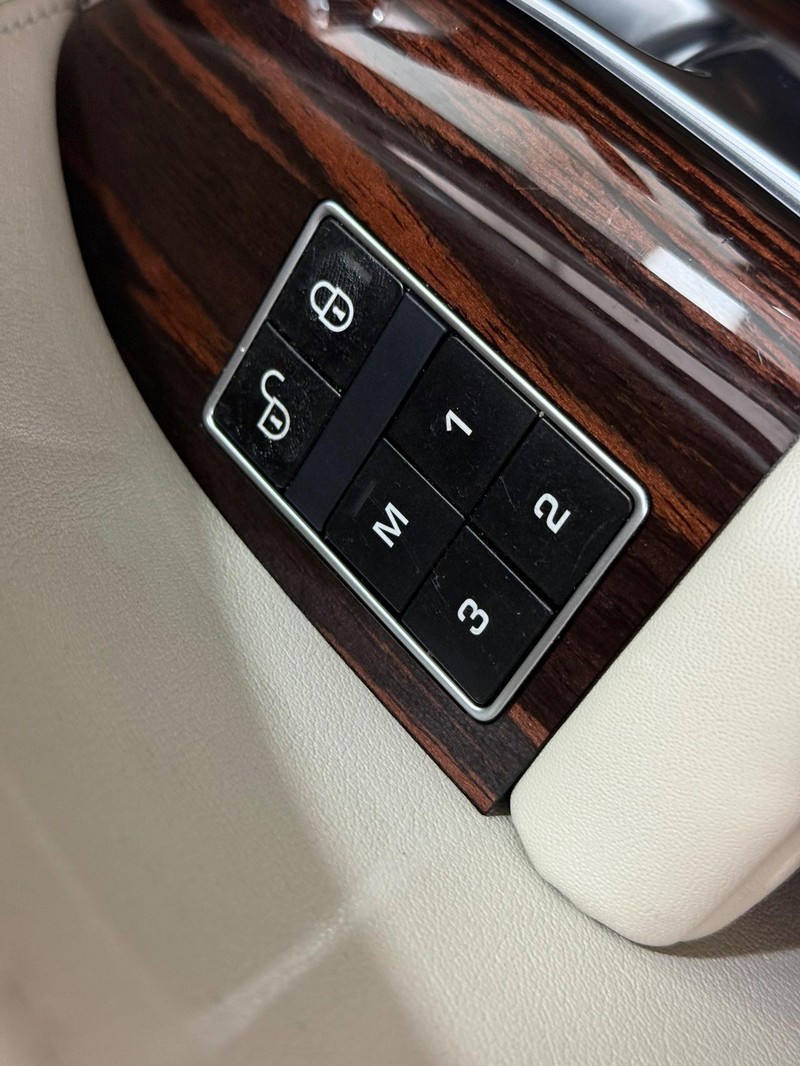 Land Rover Range Rover Vehicle Full-screen Gallery Image 14