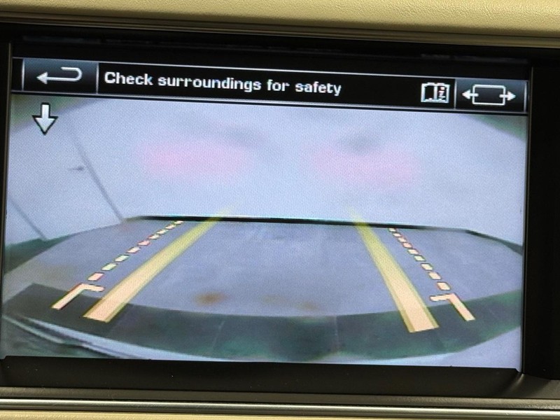 Land Rover Range Rover Vehicle Full-screen Gallery Image 18