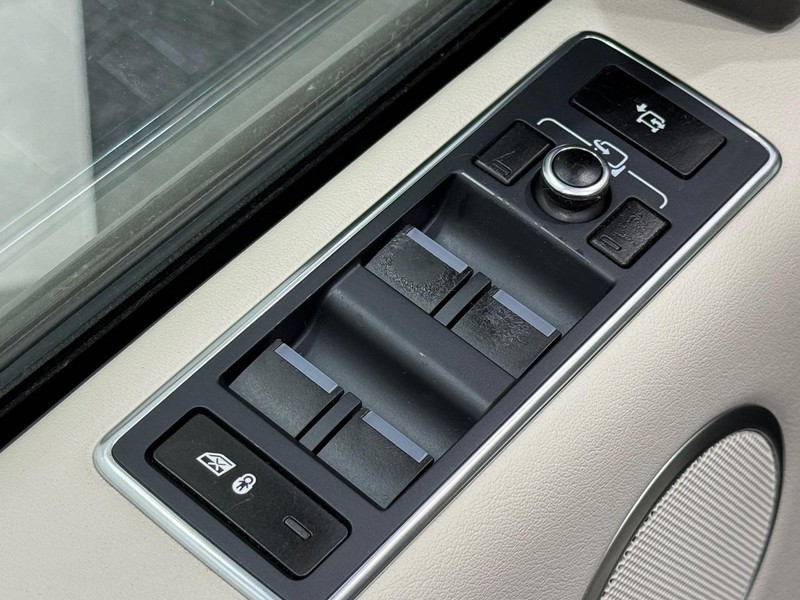 Land Rover Range Rover Vehicle Full-screen Gallery Image 19