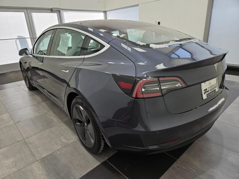 Tesla Model 3 Vehicle Full-screen Gallery Image 4