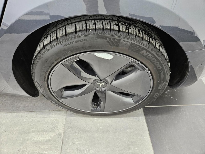 Tesla Model 3 Vehicle Full-screen Gallery Image 5