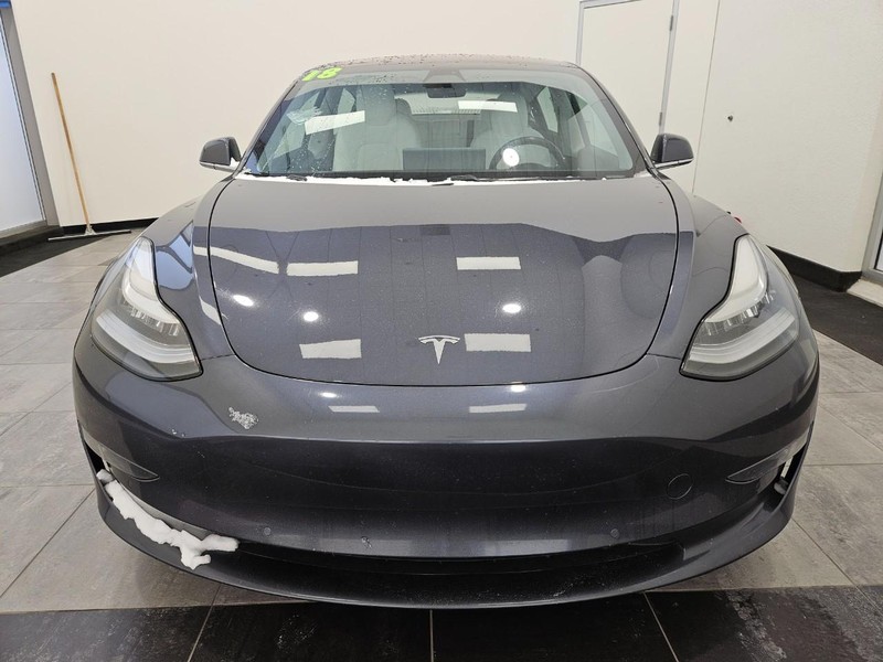 Tesla Model 3 Vehicle Full-screen Gallery Image 7