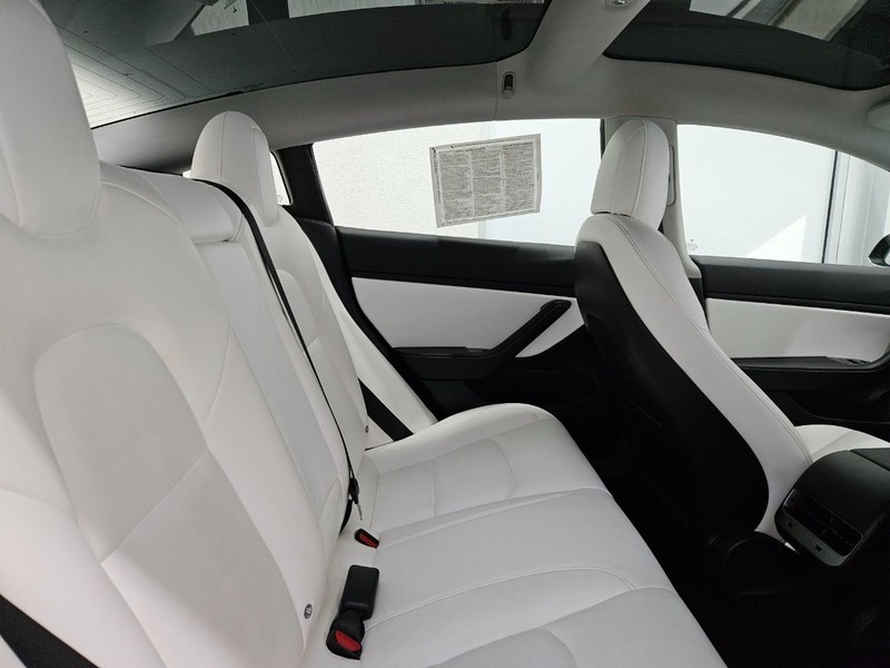 Tesla Model 3 Vehicle Full-screen Gallery Image 8