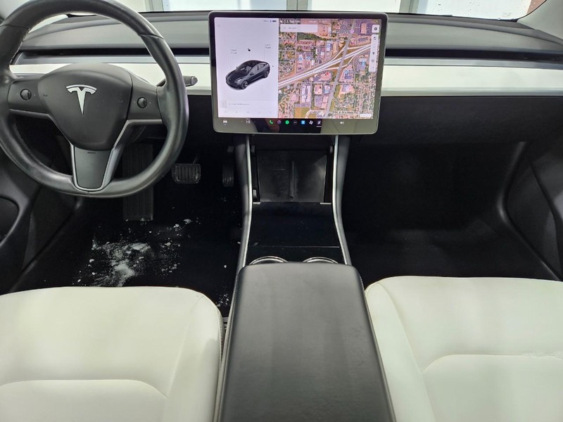 Tesla Model 3 Vehicle Full-screen Gallery Image 9
