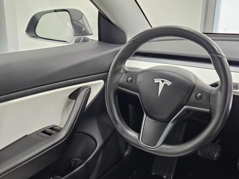 Tesla Model 3 Vehicle Full-screen Gallery Image 11