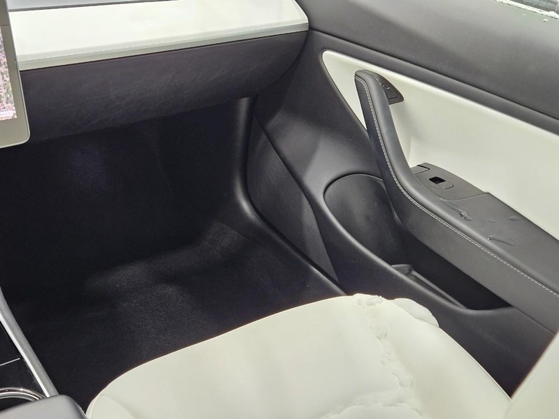 Tesla Model 3 Vehicle Full-screen Gallery Image 12